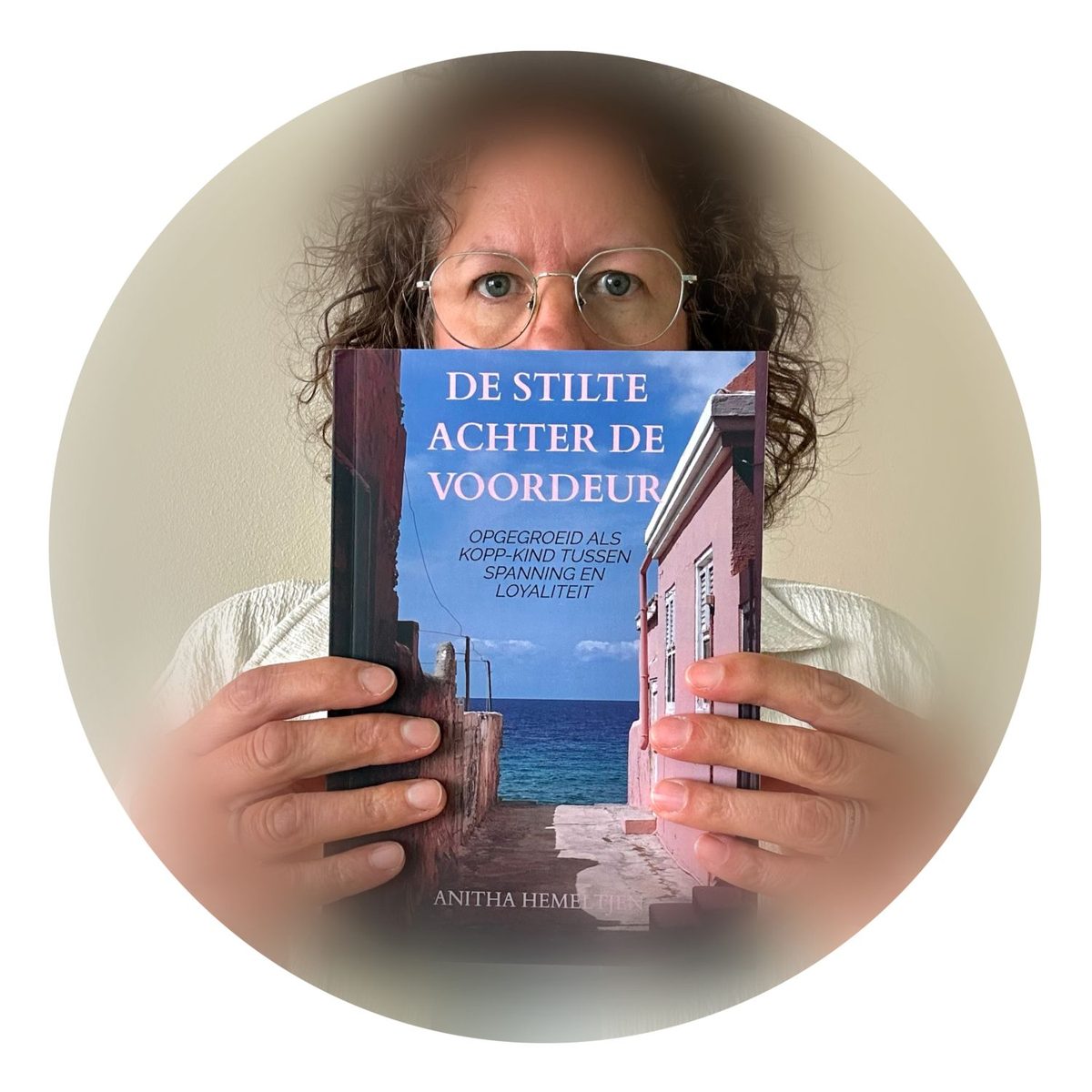 Het boek De stilte achter de voordeur van Anitha Hemeltjen