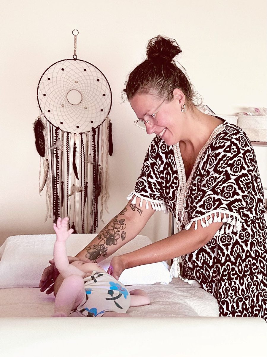 Anitha geeft reiki aan een baby